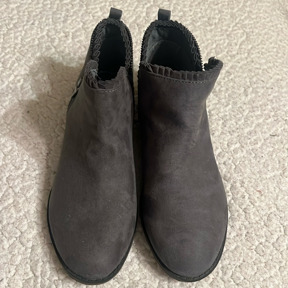 Big Girl’s Gray Booties, size 4, Dr. Scholl’s. Great Condition!